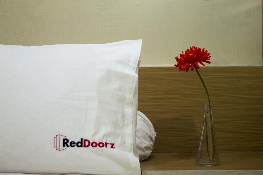 Hotel Reddoorz Near Tegalega Park Bandung Esterno foto